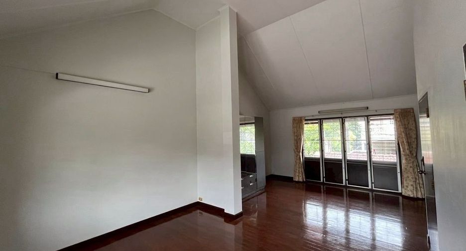 For rent 2 bedrooms house in Watthana, Bangkok