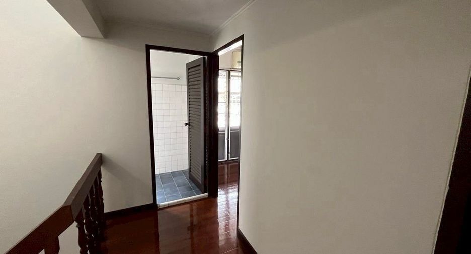 For rent 2 bedrooms house in Watthana, Bangkok