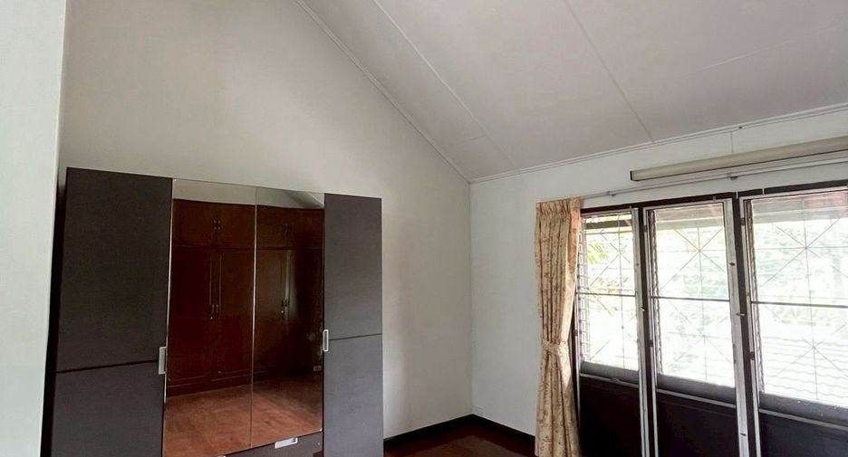 For rent 2 bedrooms house in Watthana, Bangkok
