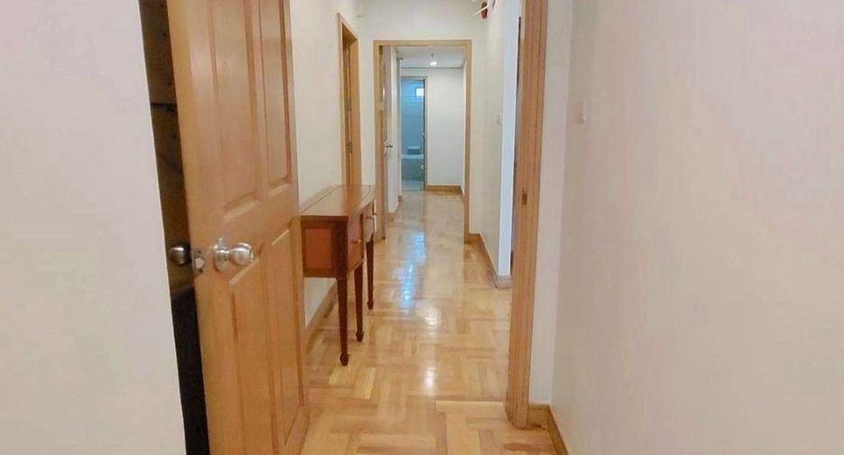 For rent 3 bedrooms condo in Khlong Toei, Bangkok
