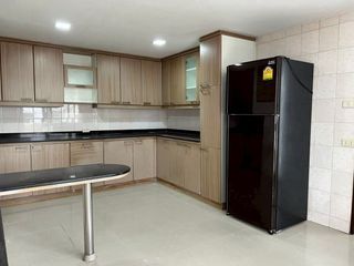 Wohnung zur Miete mit 3 Zimmer in Khlong Toei, Bangkok