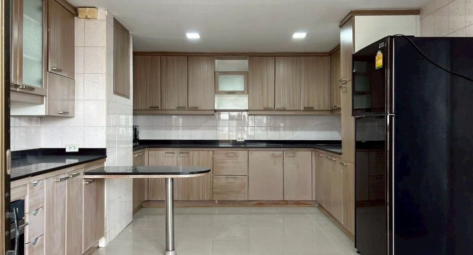 À louer 3 chambres condo à Khlong Toei, Bangkok