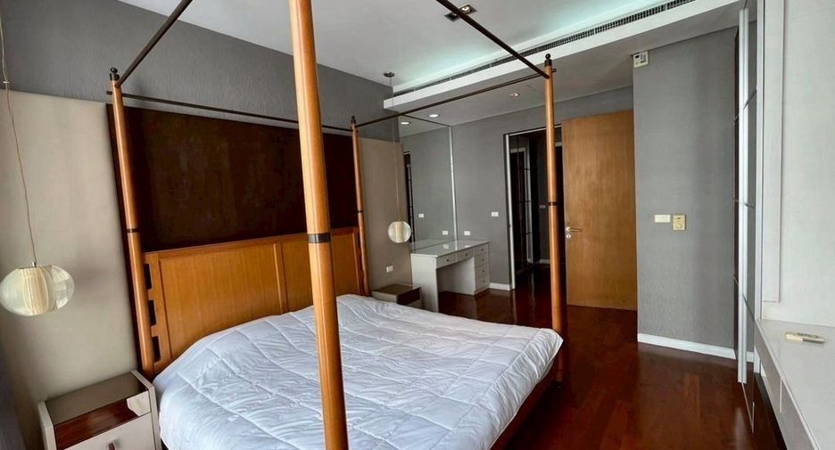 For rent 3 bedrooms condo in Khlong Toei, Bangkok