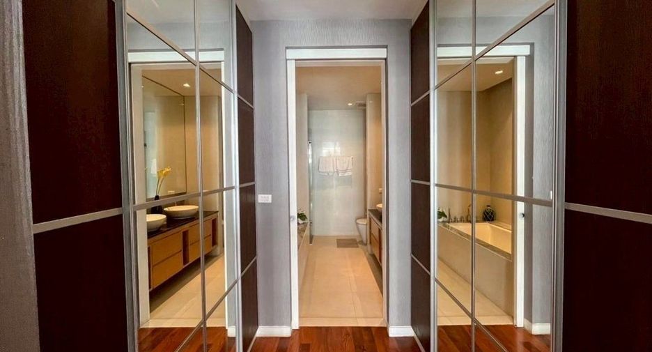 For rent 3 bedrooms condo in Khlong Toei, Bangkok