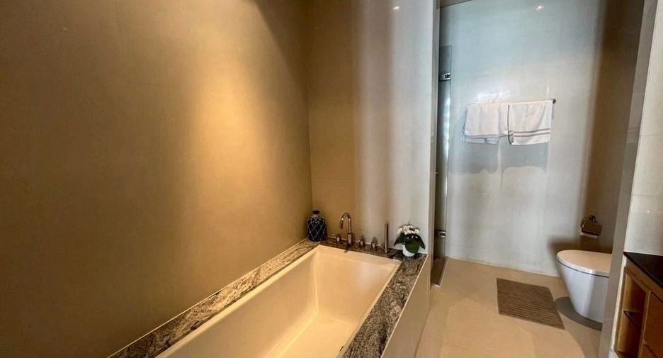 For rent 3 bedrooms condo in Khlong Toei, Bangkok