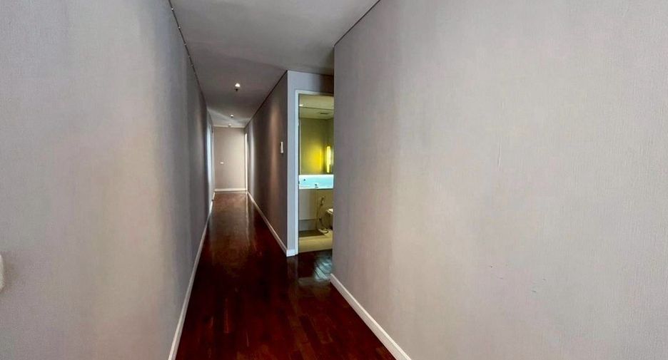 For rent 3 bedrooms condo in Khlong Toei, Bangkok
