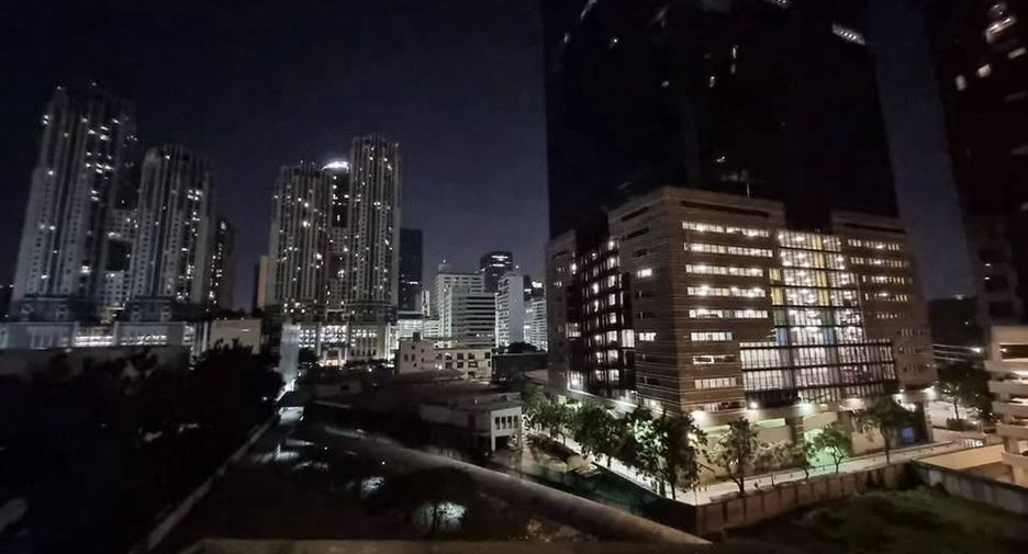 For rent 2 bedrooms condo in Huai Khwang, Bangkok