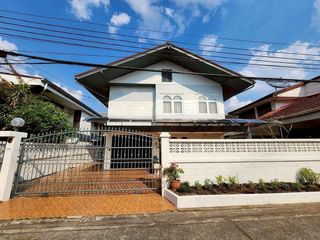 Haus zur Miete mit 6 Zimmer in Huai Khwang, Bangkok