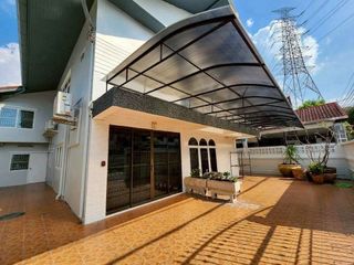 Haus zur Miete mit 6 Zimmer in Huai Khwang, Bangkok