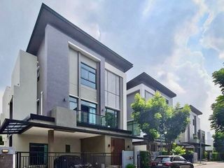 For sale 3 bedrooms house in Phra Khanong, Bangkok