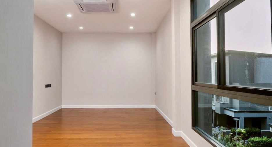 For sale 3 bedrooms house in Phra Khanong, Bangkok