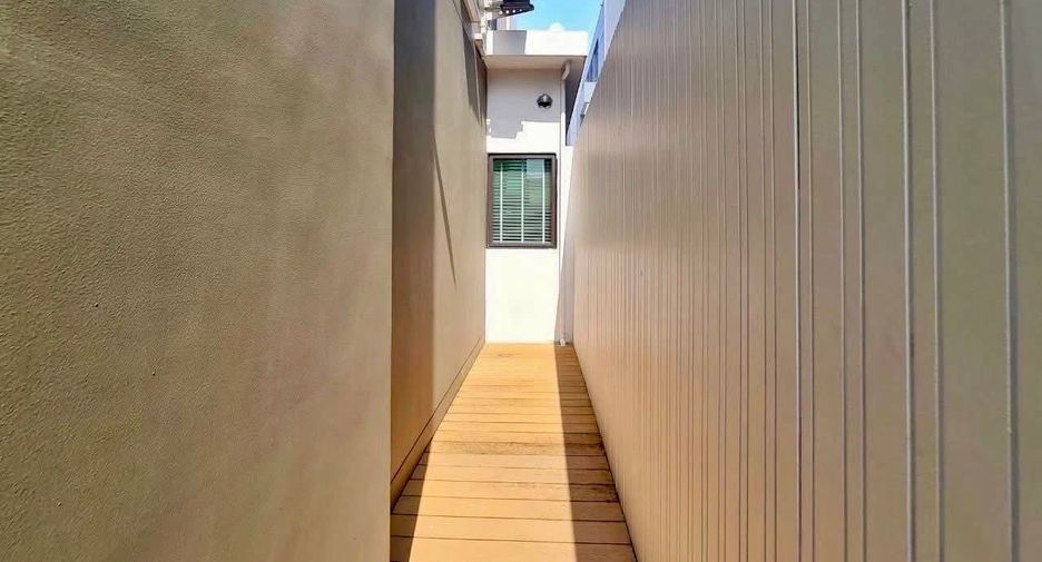 For sale 3 bedrooms house in Phra Khanong, Bangkok