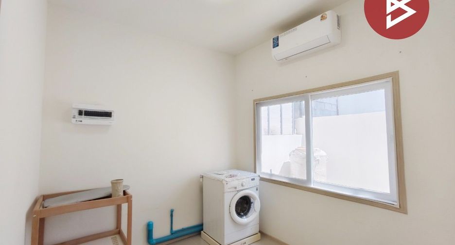 Casa adosada en venta de 4 habitaciones en Sam Phran, Nakhon Pathom