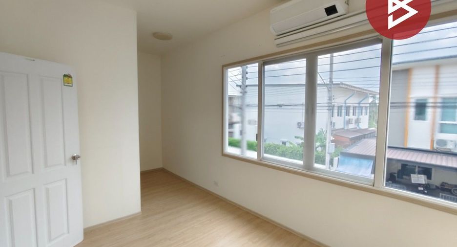 Casa adosada en venta de 4 habitaciones en Sam Phran, Nakhon Pathom