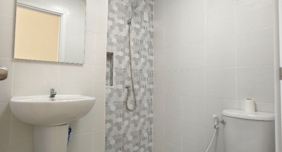 Casa adosada en venta de 4 habitaciones en Sam Phran, Nakhon Pathom
