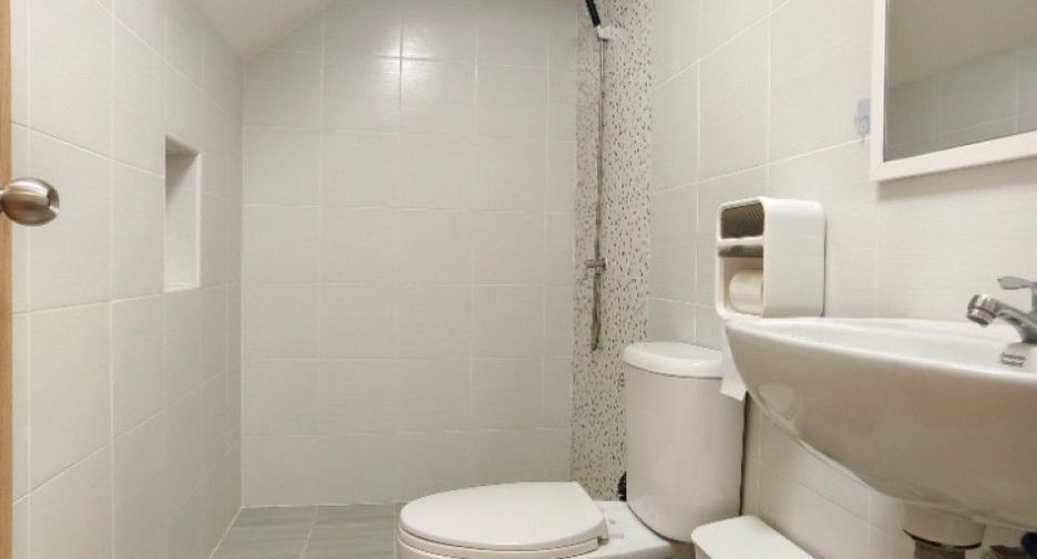 Casa adosada en venta de 4 habitaciones en Sam Phran, Nakhon Pathom