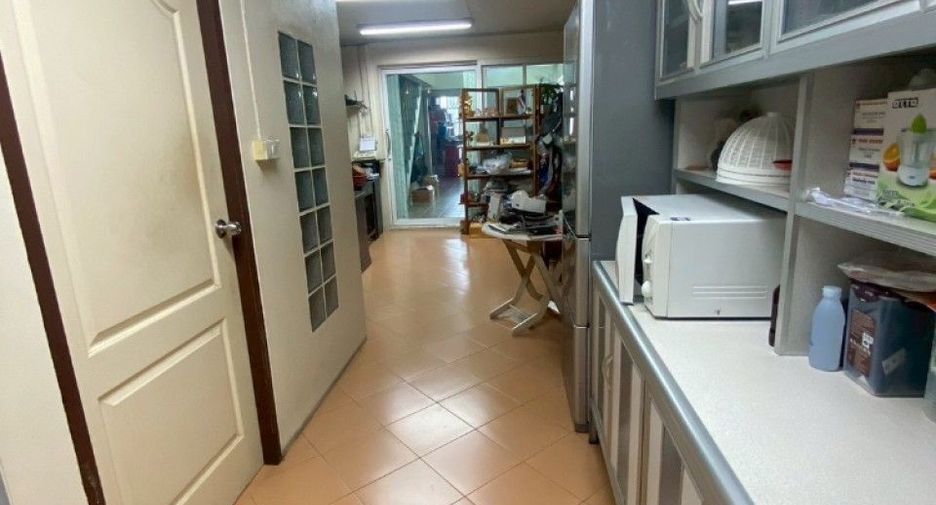 For sale 3 bedrooms retail Space in Bang Bon, Bangkok