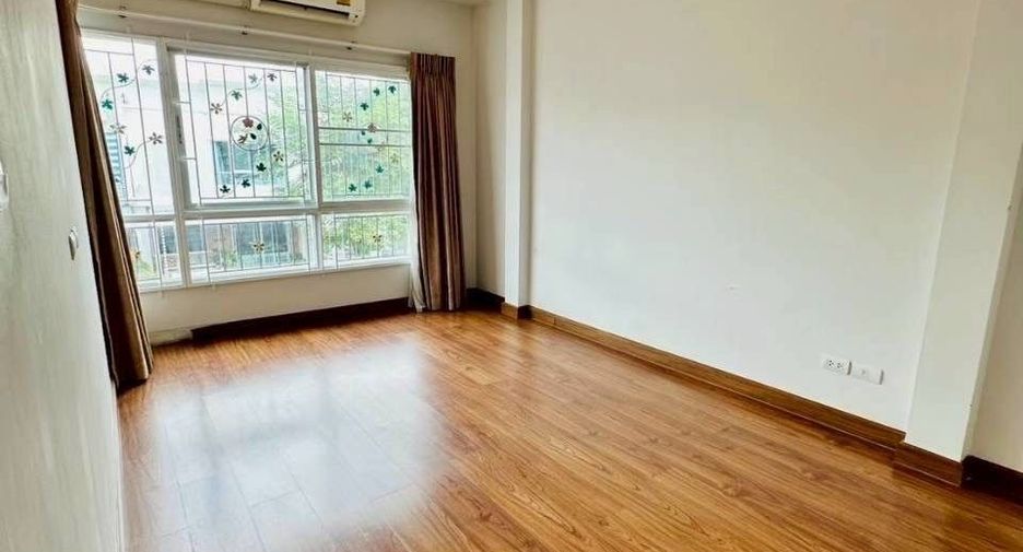 For sale 3 bedrooms townhouse in Mueang Pathum Thani, Pathum Thani