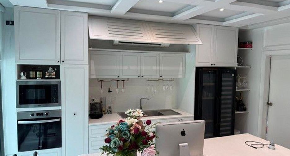 For sale 4 bedrooms house in Thawi Watthana, Bangkok