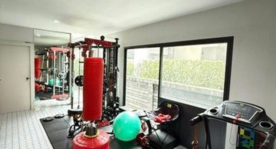 For sale 4 bedrooms house in Thawi Watthana, Bangkok