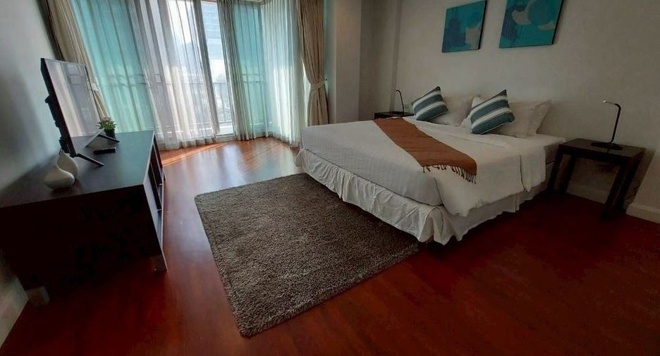 For rent 3 bedrooms condo in Sathon, Bangkok