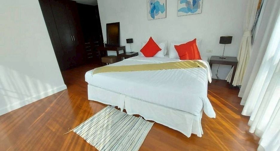 For rent 3 bedrooms condo in Sathon, Bangkok