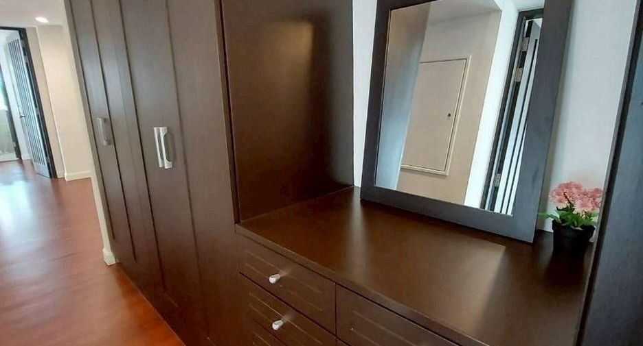 For rent 3 bedrooms condo in Sathon, Bangkok