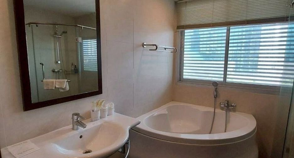 For rent 3 bedrooms condo in Sathon, Bangkok