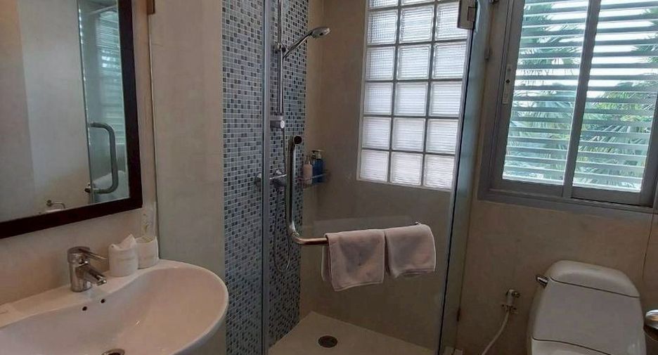 For rent 3 bedrooms condo in Sathon, Bangkok