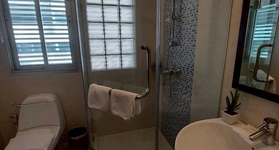 For rent 3 bedrooms condo in Sathon, Bangkok