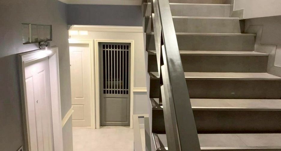 For sale 4 bedrooms retail Space in Pathum Wan, Bangkok