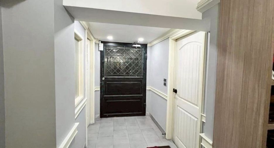 For sale 4 bedrooms retail Space in Pathum Wan, Bangkok