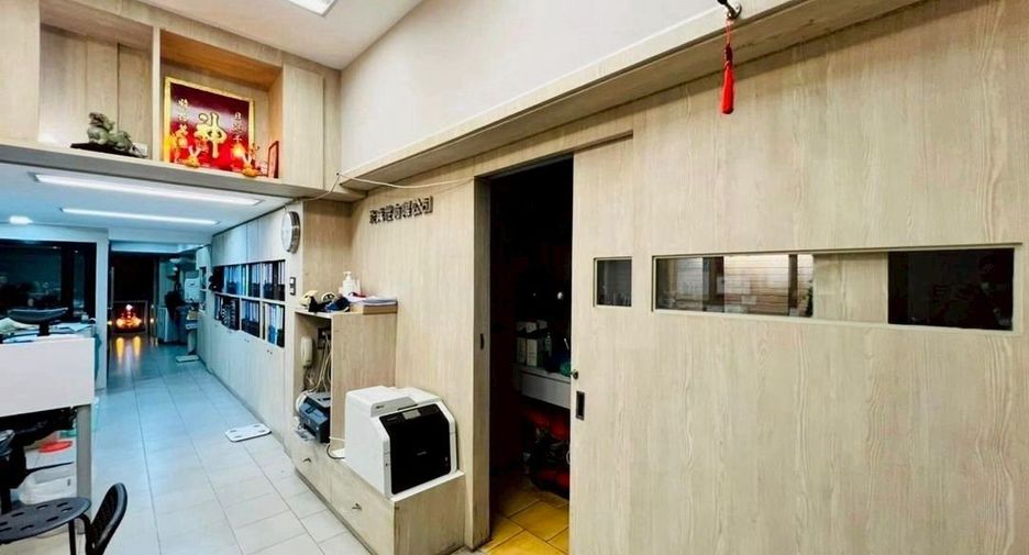 For sale 4 bedrooms retail Space in Pathum Wan, Bangkok