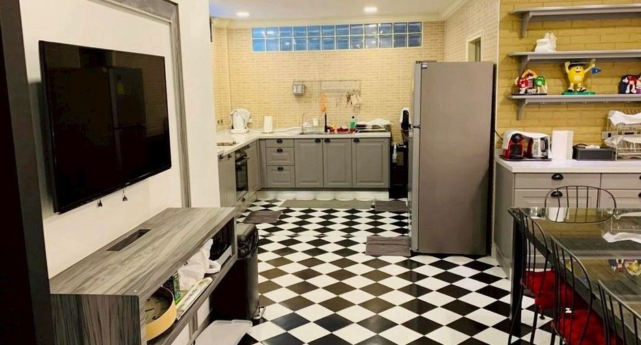 For sale 4 bedrooms retail Space in Pathum Wan, Bangkok