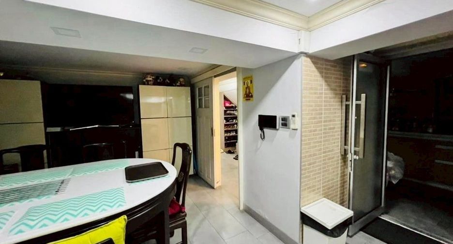 For sale 4 bedrooms retail Space in Pathum Wan, Bangkok