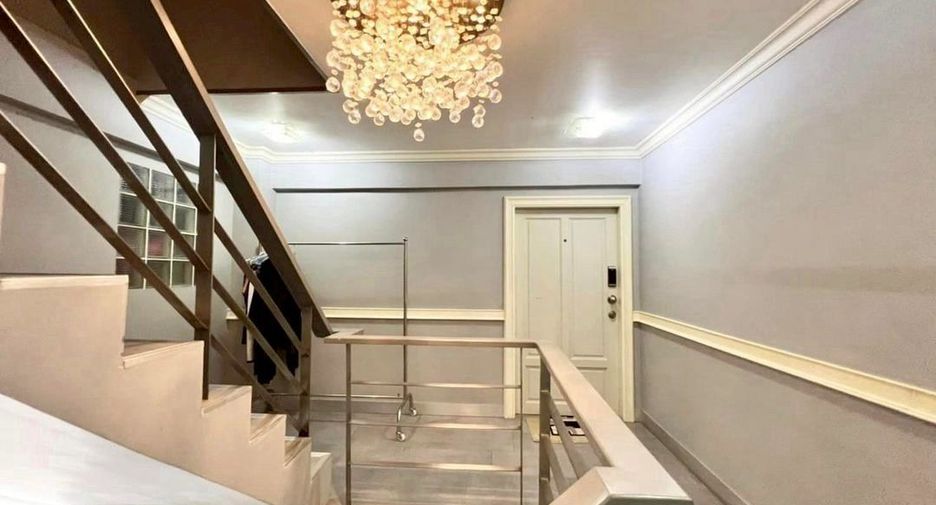 For sale 4 bedrooms retail Space in Pathum Wan, Bangkok