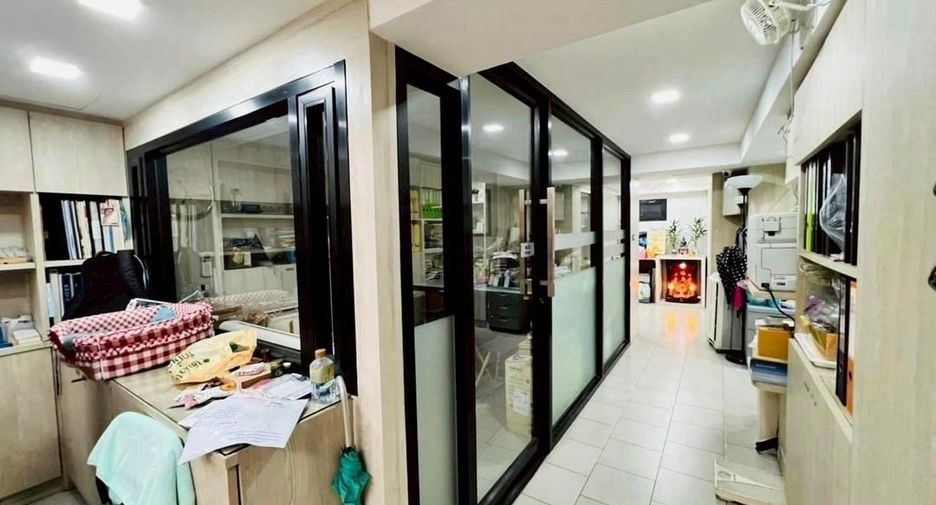 For sale 4 bedrooms retail Space in Pathum Wan, Bangkok