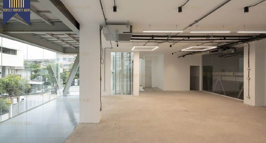 For rent and for sale 5 bedrooms retail Space in Suan Luang, Bangkok