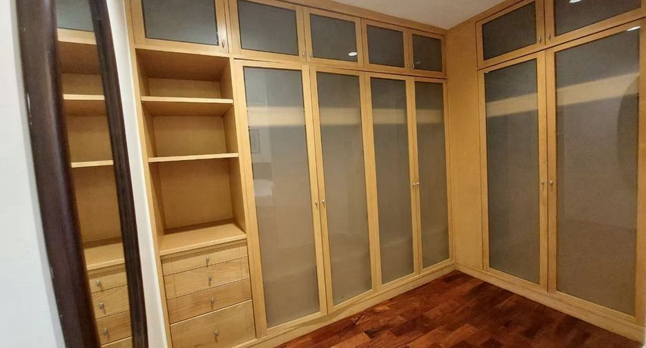 For rent 2 bedrooms condo in Sathon, Bangkok