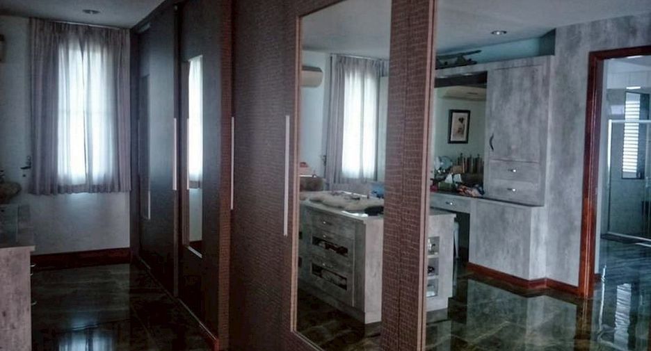 À vendre 4 chambres maison de ville à Phasi Charoen, Bangkok