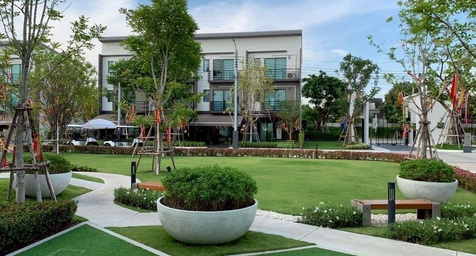 For rent 3 bedrooms townhouse in Prawet, Bangkok