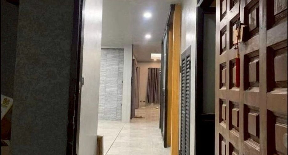 For rent 3 bedrooms townhouse in Wang Thonglang, Bangkok