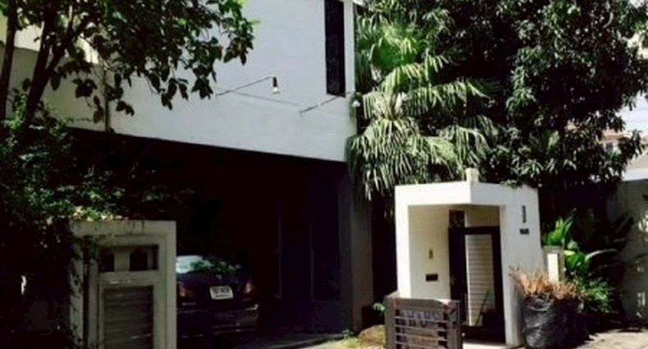 For rent 3 bedrooms townhouse in Wang Thonglang, Bangkok