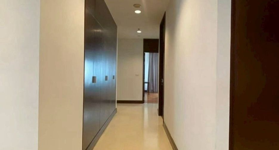 For rent 3 bedrooms condo in Pathum Wan, Bangkok