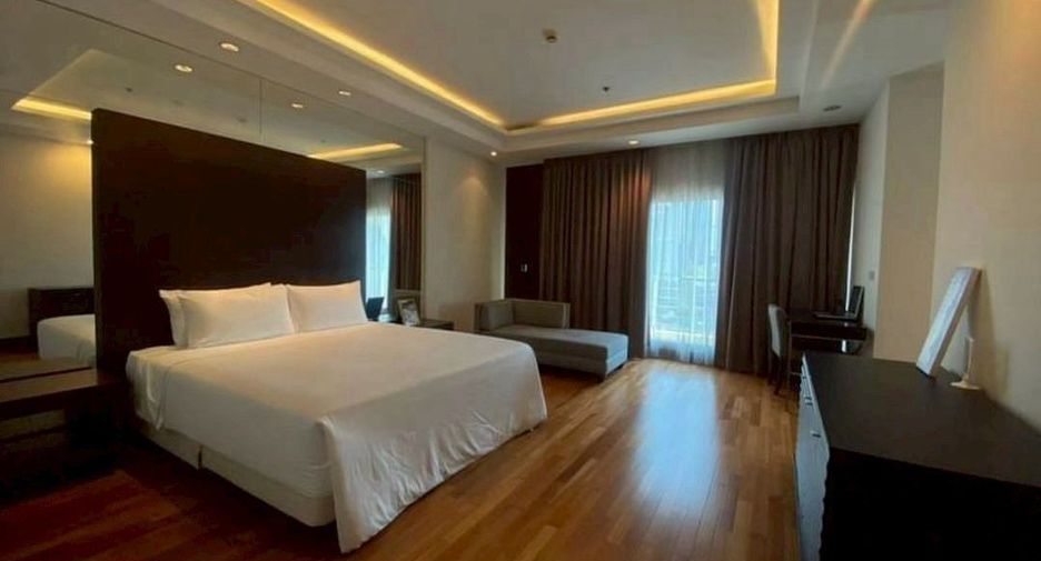 For rent 3 bedrooms condo in Pathum Wan, Bangkok
