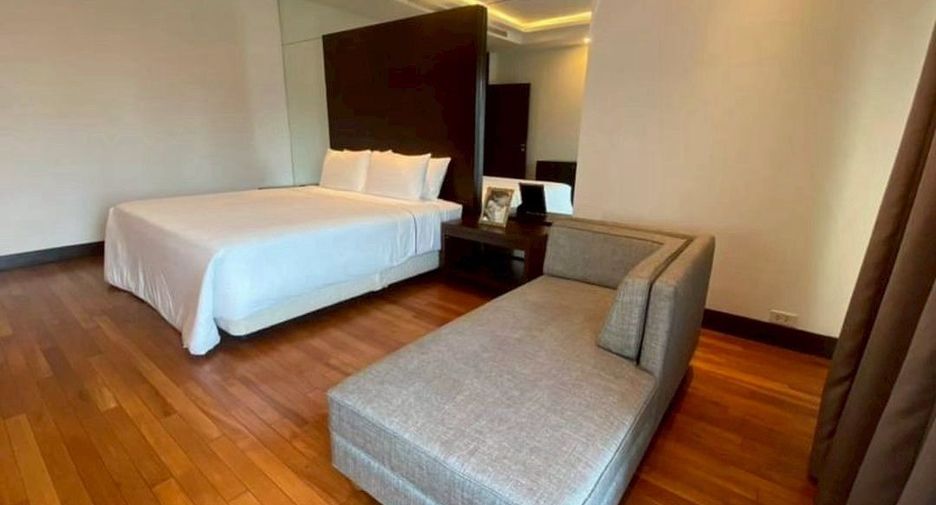 For rent 3 bedrooms condo in Pathum Wan, Bangkok