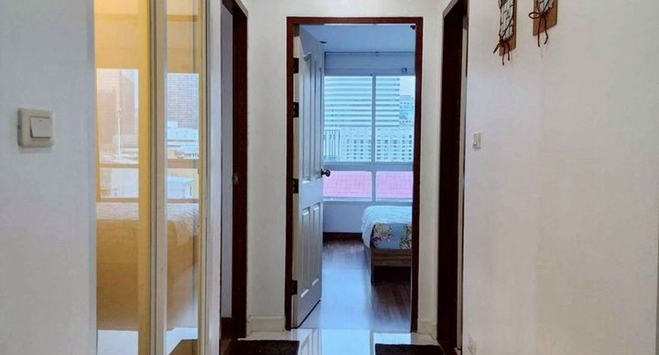 For rent 2 bedrooms condo in Huai Khwang, Bangkok