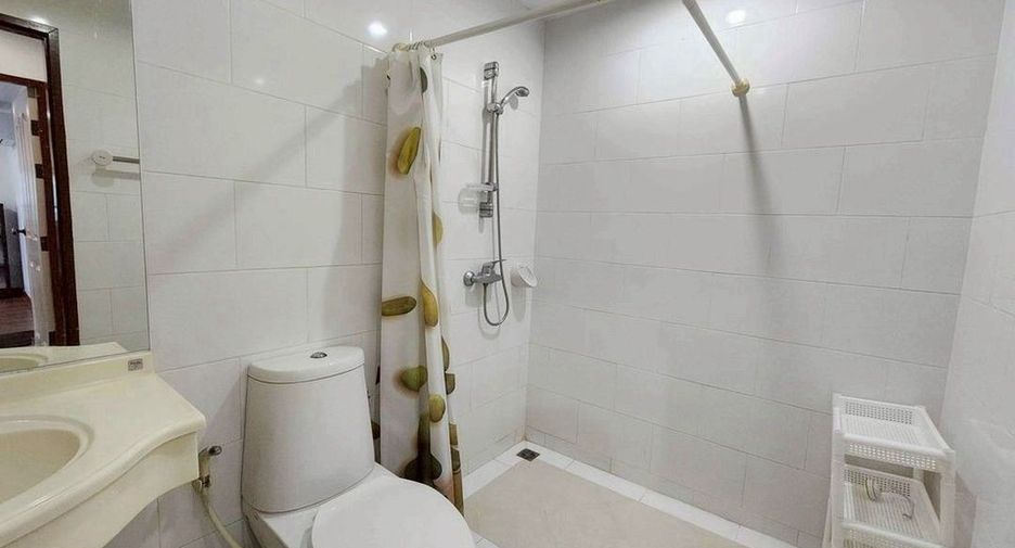 For rent 2 bedrooms condo in Huai Khwang, Bangkok