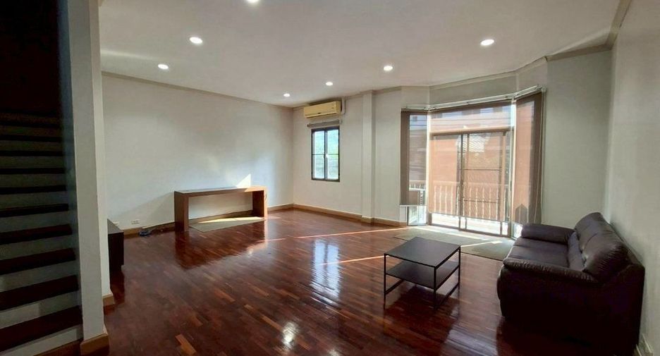 For rent 3 bedrooms house in Sathon, Bangkok