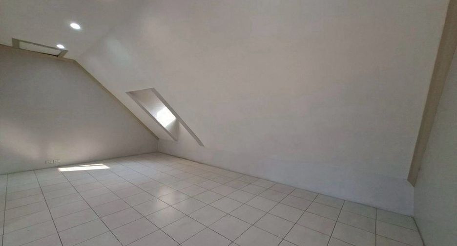 For rent 3 bedrooms house in Sathon, Bangkok